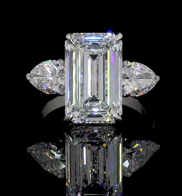 GORGEOUS EMERALD AND PEAR SHAPE RING